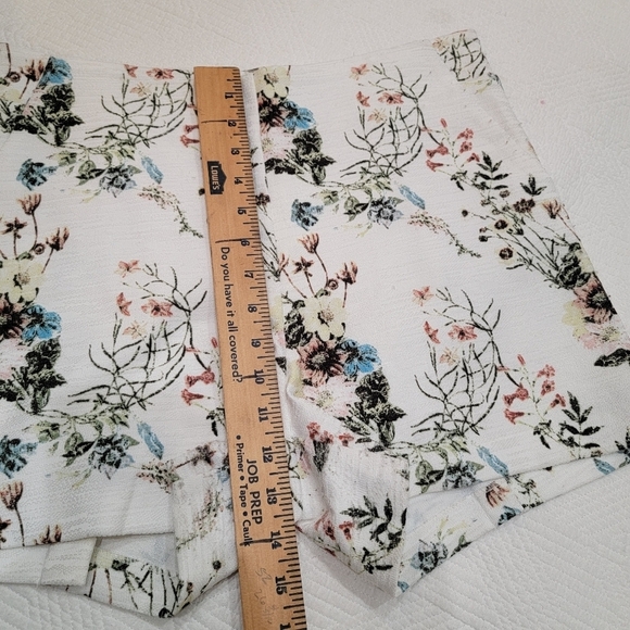 Lucy Paris white floral shorts. - Picture 13 of 16